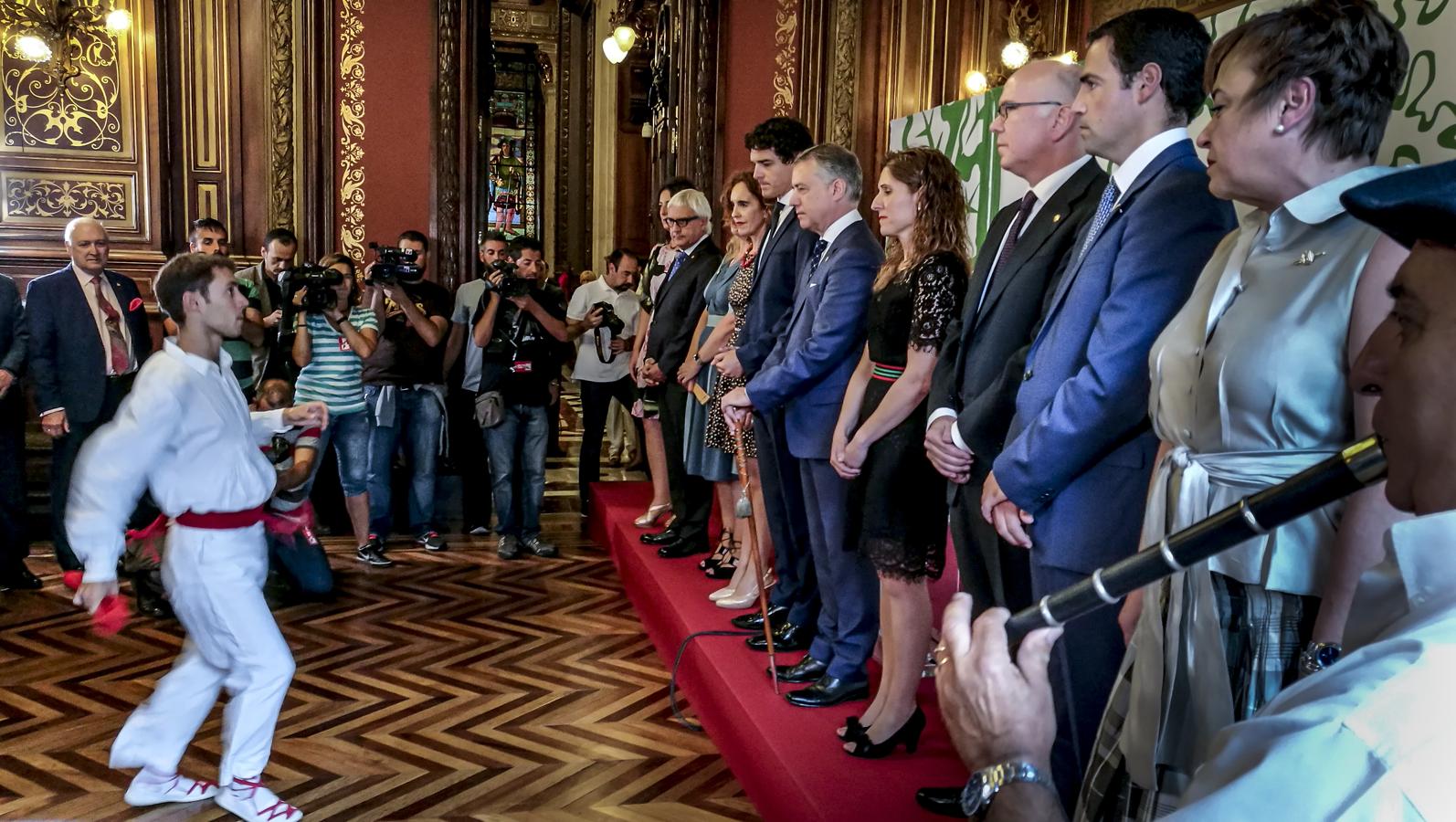 Un dantzari baila un aurreku ante las autoridades, encabezadas por el lehendakari, el diputado general de Bizkaia y la presidenta del Parlamento vasco.