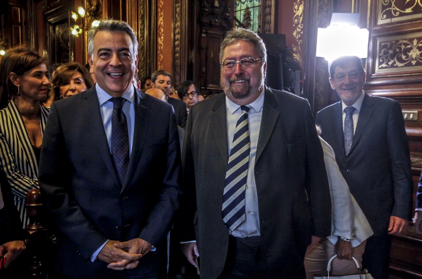 Javier de Andrés posa con Manu Lezertua. Detrás, Begola Gil, Pilar Aresti y Juan Luis Ibarra, presidente del Tribunal Superior del País Vasco.