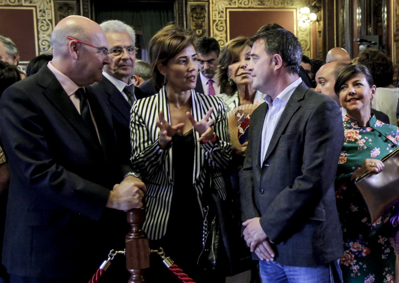 Begoña Gil, del PSE, flanqueada por Jesús Isasi (PP) y Joseba Gezuraga (EH Bildu). Detrás, el alcalde de Ermua, Carlos Totorika Joseba.