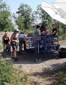 Imagen secundaria 2 - Un nódulo de sílex junto a otro que se comenzó a afilar (arriba), el asta de ciervo hallada en la cantera prehistórica y parte del equipo de investigación, en el proceso de triple cribado del material.