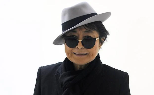 La artista Yoko Ono.