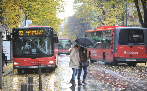 Unidades del Bilbobus circulan por la Gran Vía. 