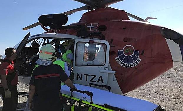 El helicóptero de la Ertzaintza tras evacuar al surfista.