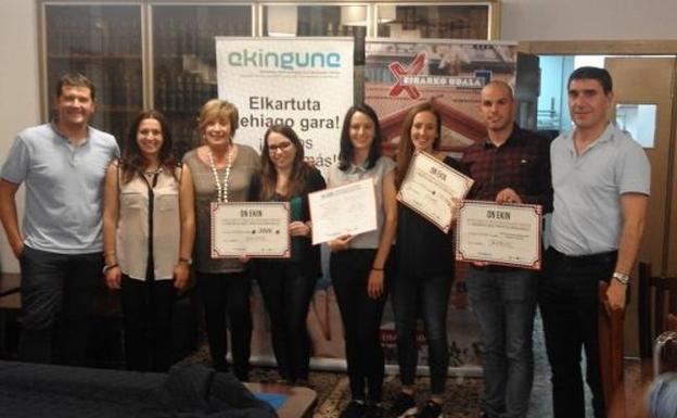 Emprendizaje. Los ganadores del concurso On Ekin, organizado por la asociación Ekingune, posan junto a los organizadores del evento 