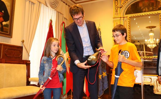 Erlantz y Amaia con el alcalde Gorka Urtaran
