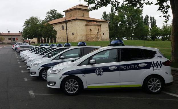 Los nuevos siete coches patrulla, en Armentia. 