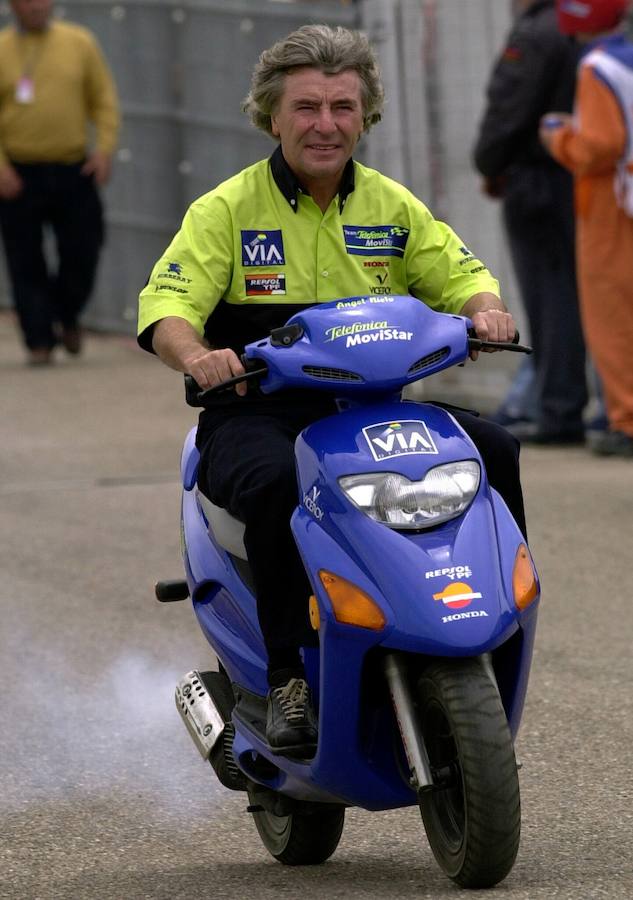 Ángel Nieto en el paddock. 