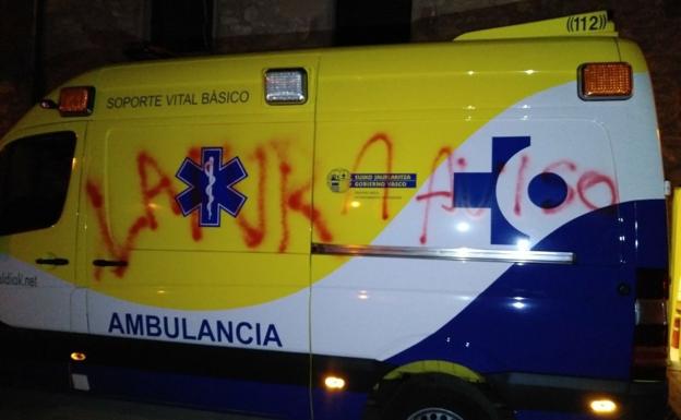 Se han realizado pintadas sobre una de las ambulancias.