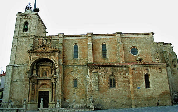 Templo de la Asunción en Roa de Duero, del siglo XVI y estilo gótico-tardío.