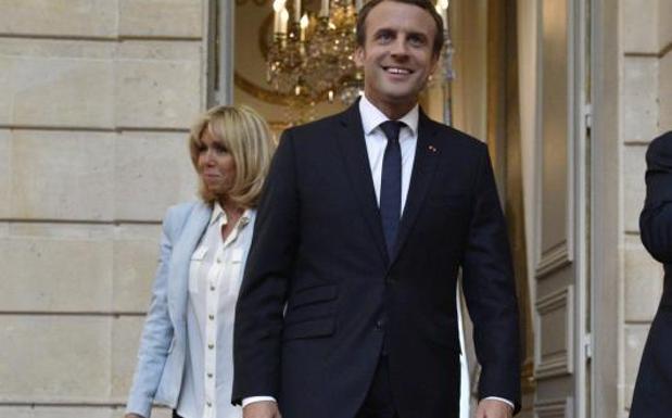 El presidente de Francia, Emmanuel Macron (d).