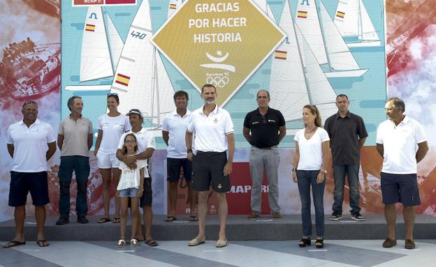 Felipe VI, junto a los regatistas. 