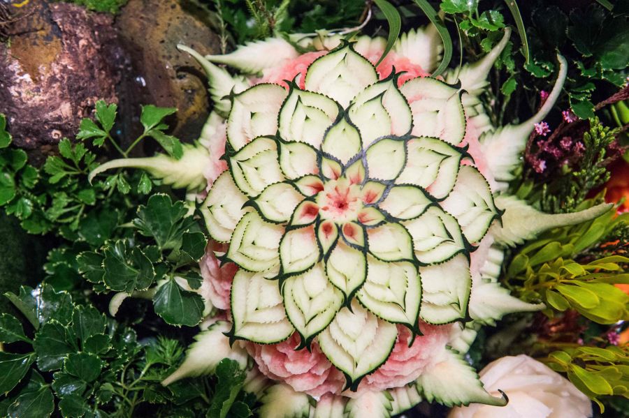 En Tailandia existe una peculiar pero fascinante competición que consiste en tallar frutas y verduras. Los resultados se exponen en altares y mesas para que los observen los más curiosos.