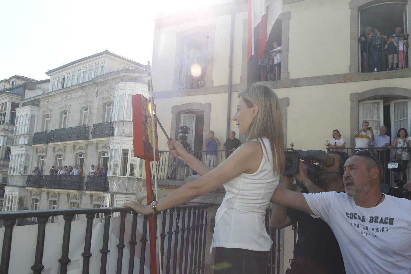 El Chupinazo de las Fiestas de Vitoria, en la balconada de San Miguel