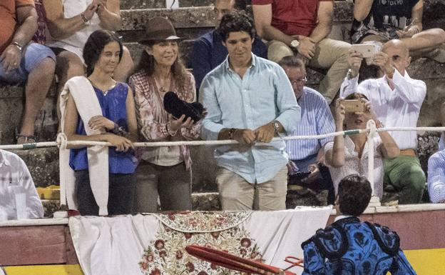 Cayetano brinda la muerte del toro a la infanta Elena y sus hijos Victoria y Froilán. 