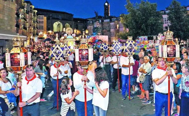 La procesión del Rosario de los Faroles congregó a miles de devotos durante todo su recorrido.