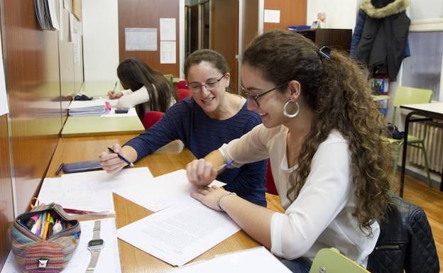 Una alumna atiende las explicaciones de la profesora en la academia Edison de Bilbao.