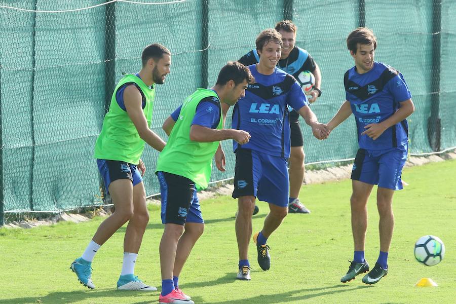 Entrenamiento del Deportivo Alavés en su concentración de pretemporada en Algorfa