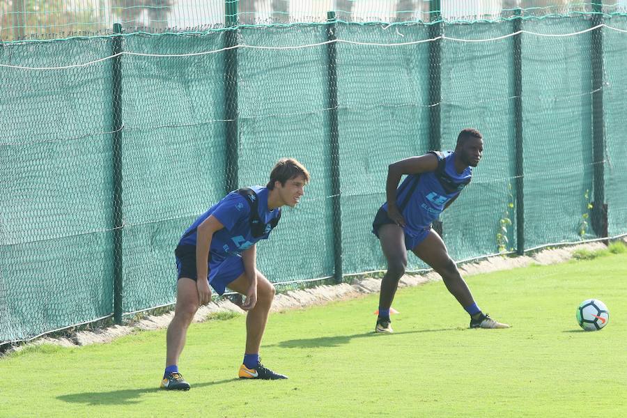 Entrenamiento del Deportivo Alavés en su concentración de pretemporada en Algorfa