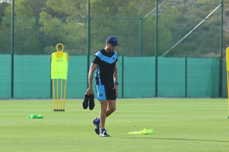 Entrenamiento del Deportivo Alavés en su concentración de pretemporada en Algorfa