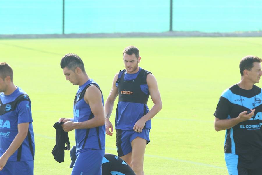 Entrenamiento del Deportivo Alavés en su concentración de pretemporada en Algorfa