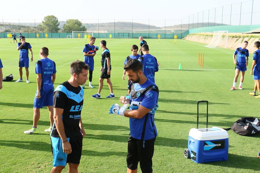 Entrenamiento del Deportivo Alavés en su concentración de pretemporada en Algorfa