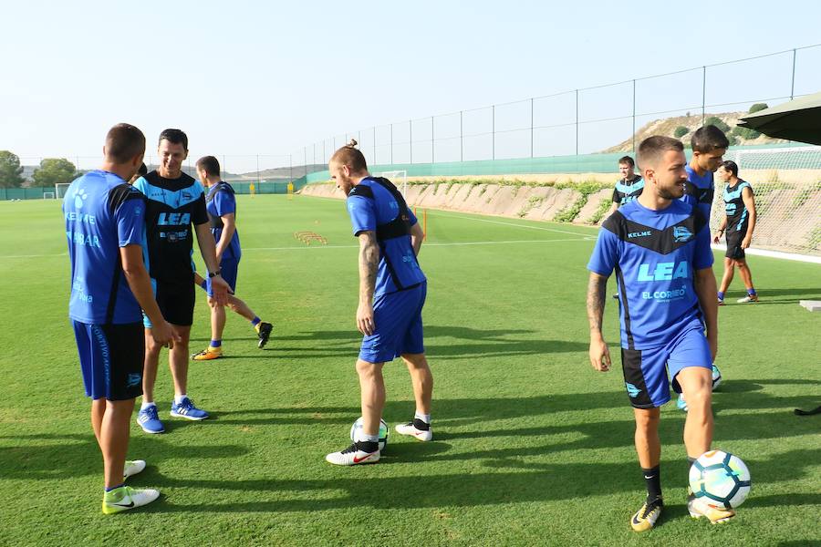 Entrenamiento del Deportivo Alavés en su concentración de pretemporada en Algorfa