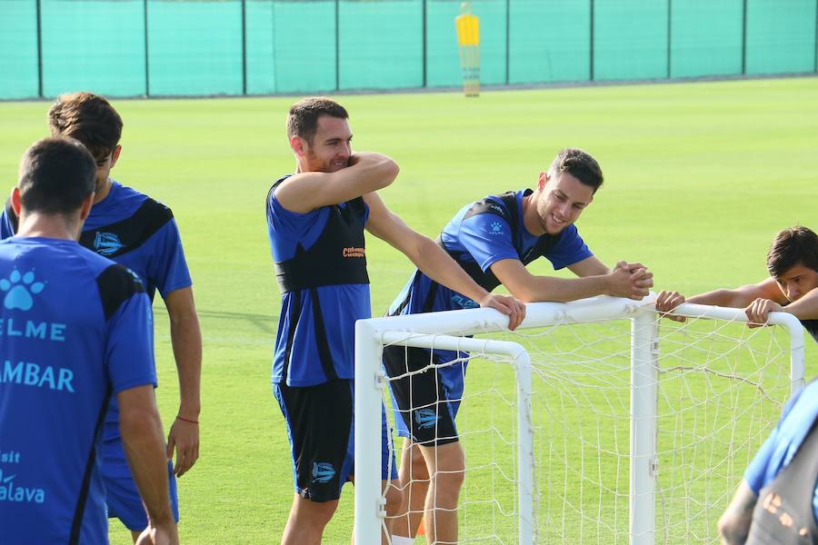 Entrenamiento del Deportivo Alavés en su concentración de pretemporada en Algorfa