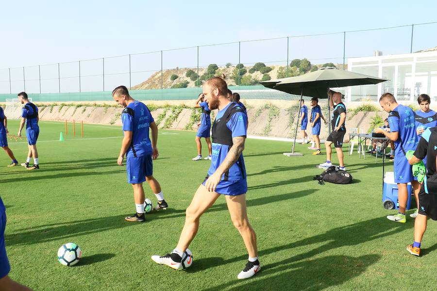 Entrenamiento del Deportivo Alavés en su concentración de pretemporada en Algorfa