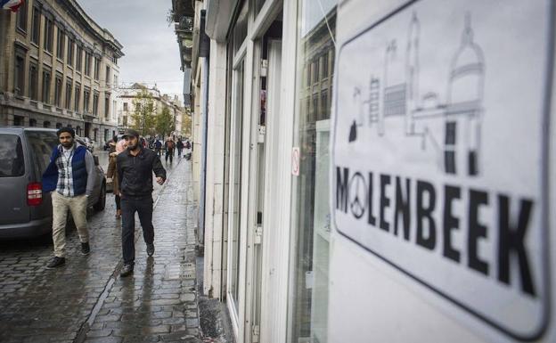 Varias personas caminan por una calle de Molenbeek en Bruselas. 