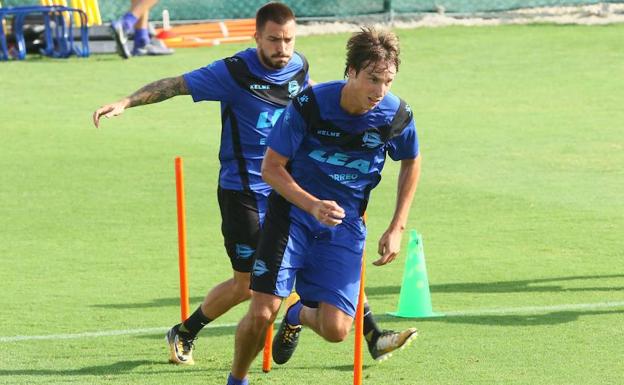 Pina, en primer plano, y Héctor durante el entrenamiento de este martes.