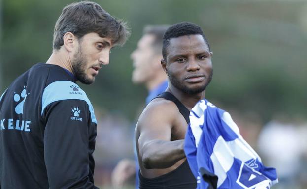 Wakaso, junto a Zubeldía, en un entrenamiento del Alavés. 