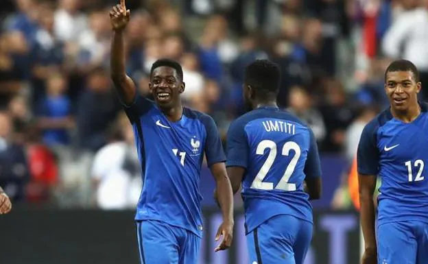 Dembelé junto a Umtiti y Mbappe. 