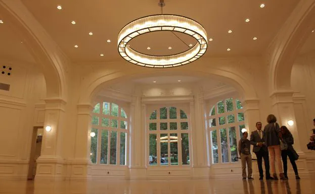 Aspecto general del salón del Casino, donde la lámpara diseñada por Miguel Milá juega un papel central.