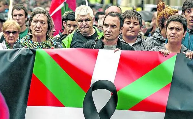 Felipe San Epifanio, ‘Pipe’, porta una ikurriña durante uno de los homenajes al etarra Kepa del Hoyo de esta semana, con Antton López Ruiz, ‘Kubati’, a su espalda. 