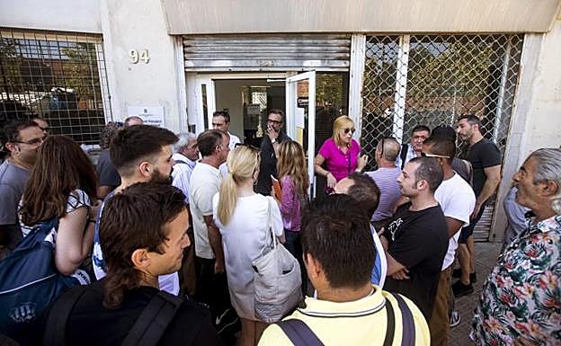 Los trabajadores de Eulen esperan para entrar en la asamblea. 