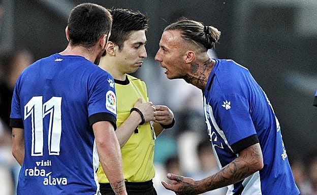 Alexis se encara con el árbitro en el duelo con el Athletic.