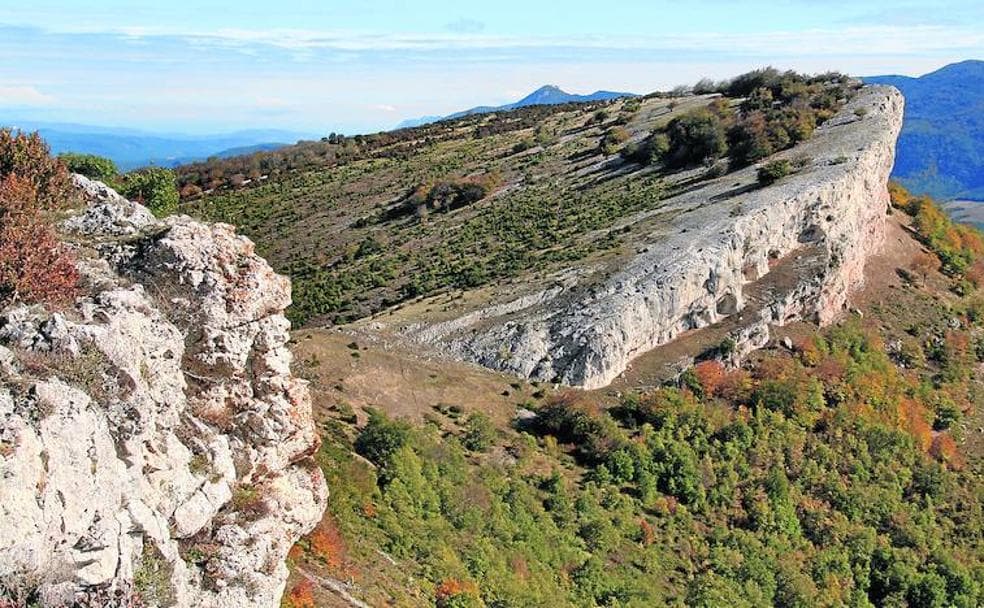 El espolón rocoso de Muela se asoma sobre el valle. 