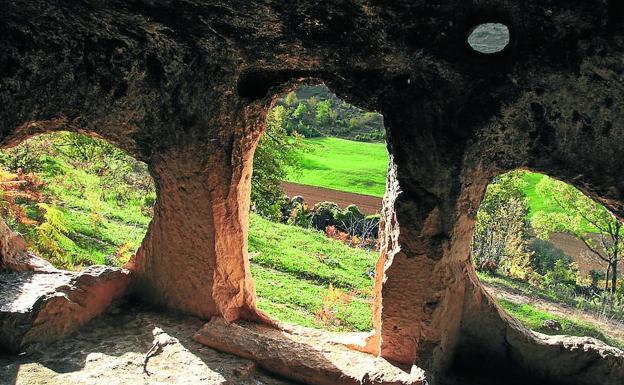 Puertas de acceso a las cuevas eremíticas de Márquinez. 