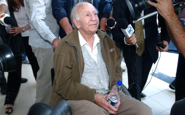 Paul Schafer, ex nazi alemán, en la estación de policia de Buenos Aires. 