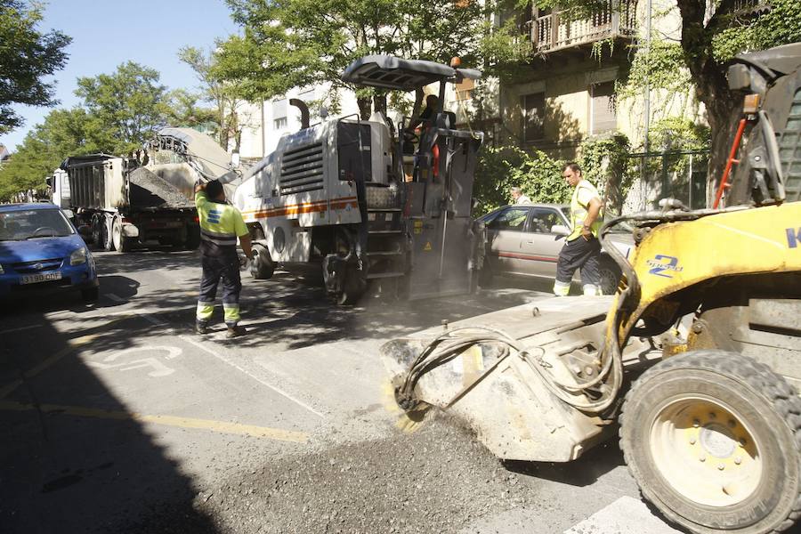 Varios operarios reparan el firme de una calle de Vitoria durante una campaña de asfaltado.