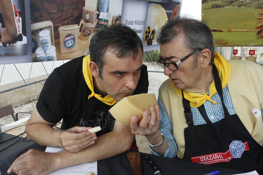 La localidad alavesa recibe a cientos de visitantes en el Día del Pastor, en el que se han podido degustar los mejores quesos