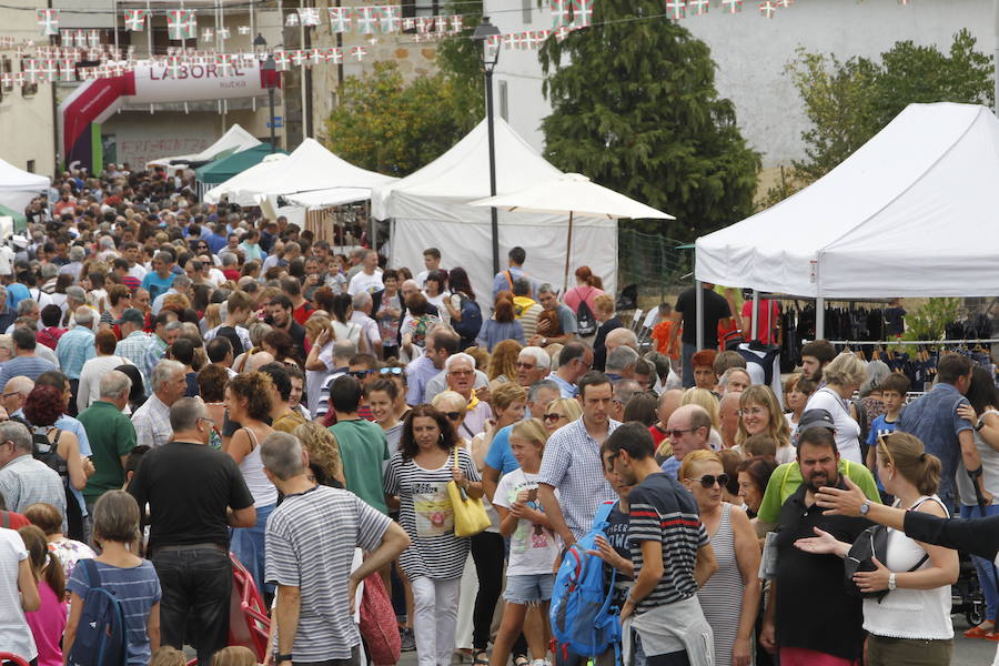 La localidad alavesa recibe a cientos de visitantes en el Día del Pastor, en el que se han podido degustar los mejores quesos