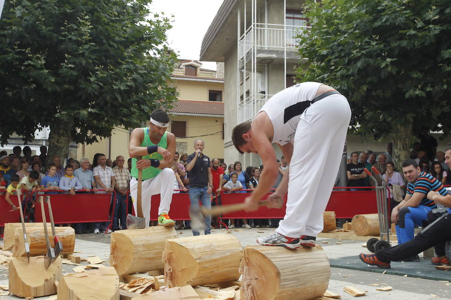 La localidad alavesa recibe a cientos de visitantes en el Día del Pastor, en el que se han podido degustar los mejores quesos