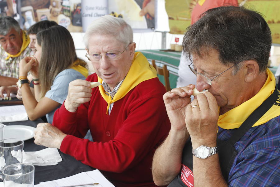 La localidad alavesa recibe a cientos de visitantes en el Día del Pastor, en el que se han podido degustar los mejores quesos