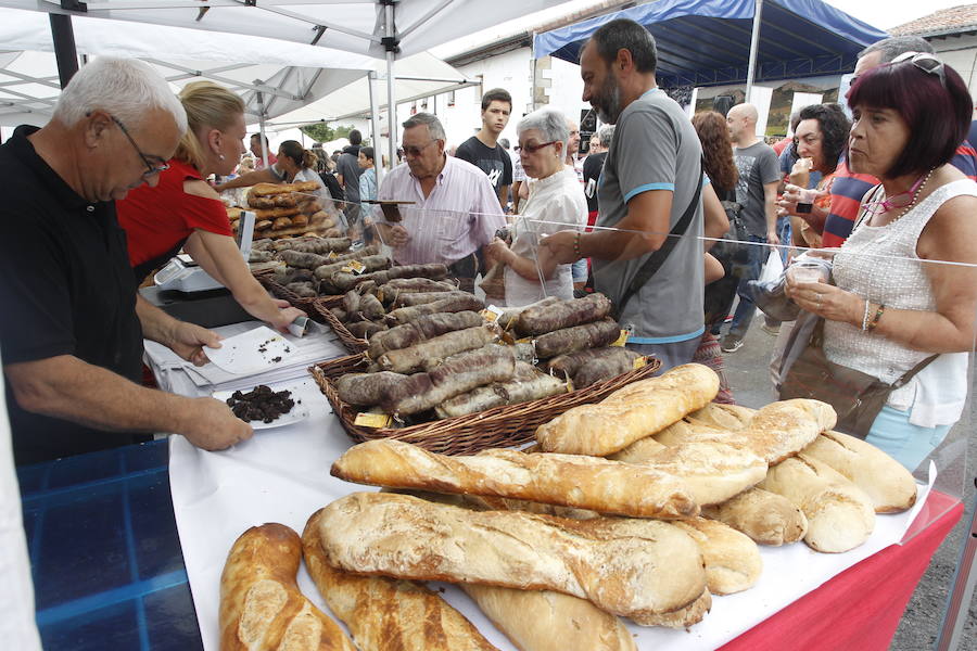 La localidad alavesa recibe a cientos de visitantes en el Día del Pastor, en el que se han podido degustar los mejores quesos