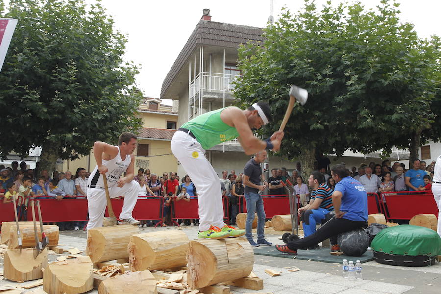La localidad alavesa recibe a cientos de visitantes en el Día del Pastor, en el que se han podido degustar los mejores quesos