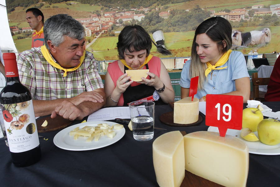 La localidad alavesa recibe a cientos de visitantes en el Día del Pastor, en el que se han podido degustar los mejores quesos