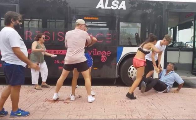 Una pareja de turistas españoles agrede en Ibiza a un conductor de autobús 
