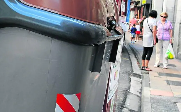 El contenedor marrón para basura orgánica en una calle de Eibar, donde instalarán el gris.