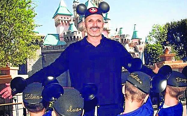 Miguel Bosé y sus cuatro hijos en Eurodisney, en una imagen difundida por el propio artista.
